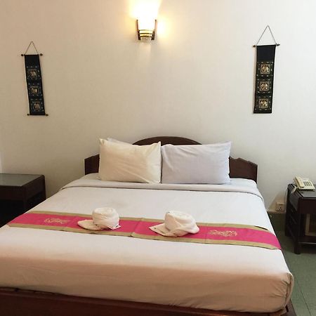 Central Night Hotel Siem Reap Bagian luar foto