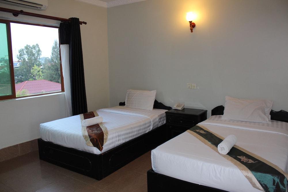 Central Night Hotel Siem Reap Bagian luar foto