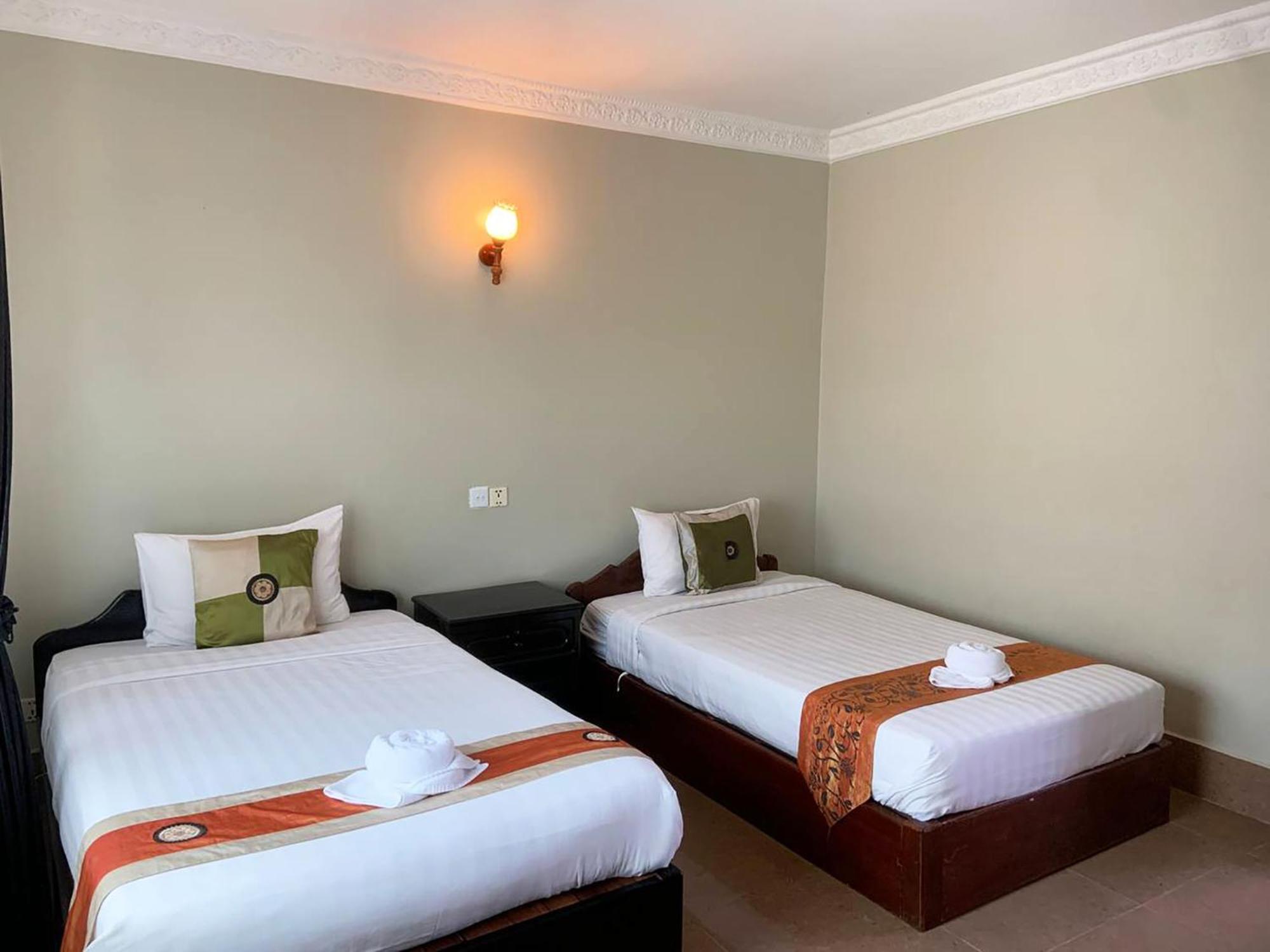 Central Night Hotel Siem Reap Bagian luar foto