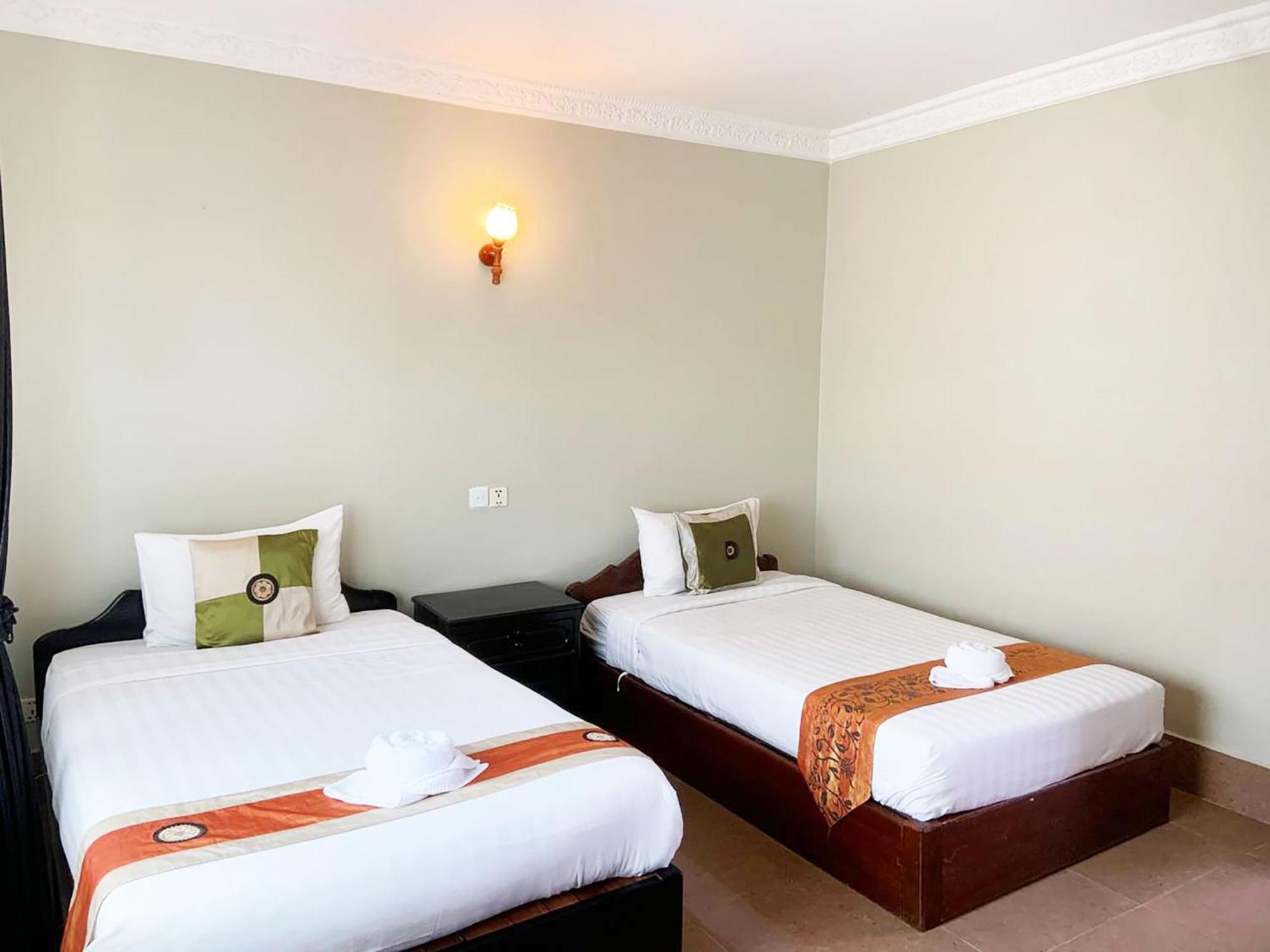 Central Night Hotel Siem Reap Bagian luar foto