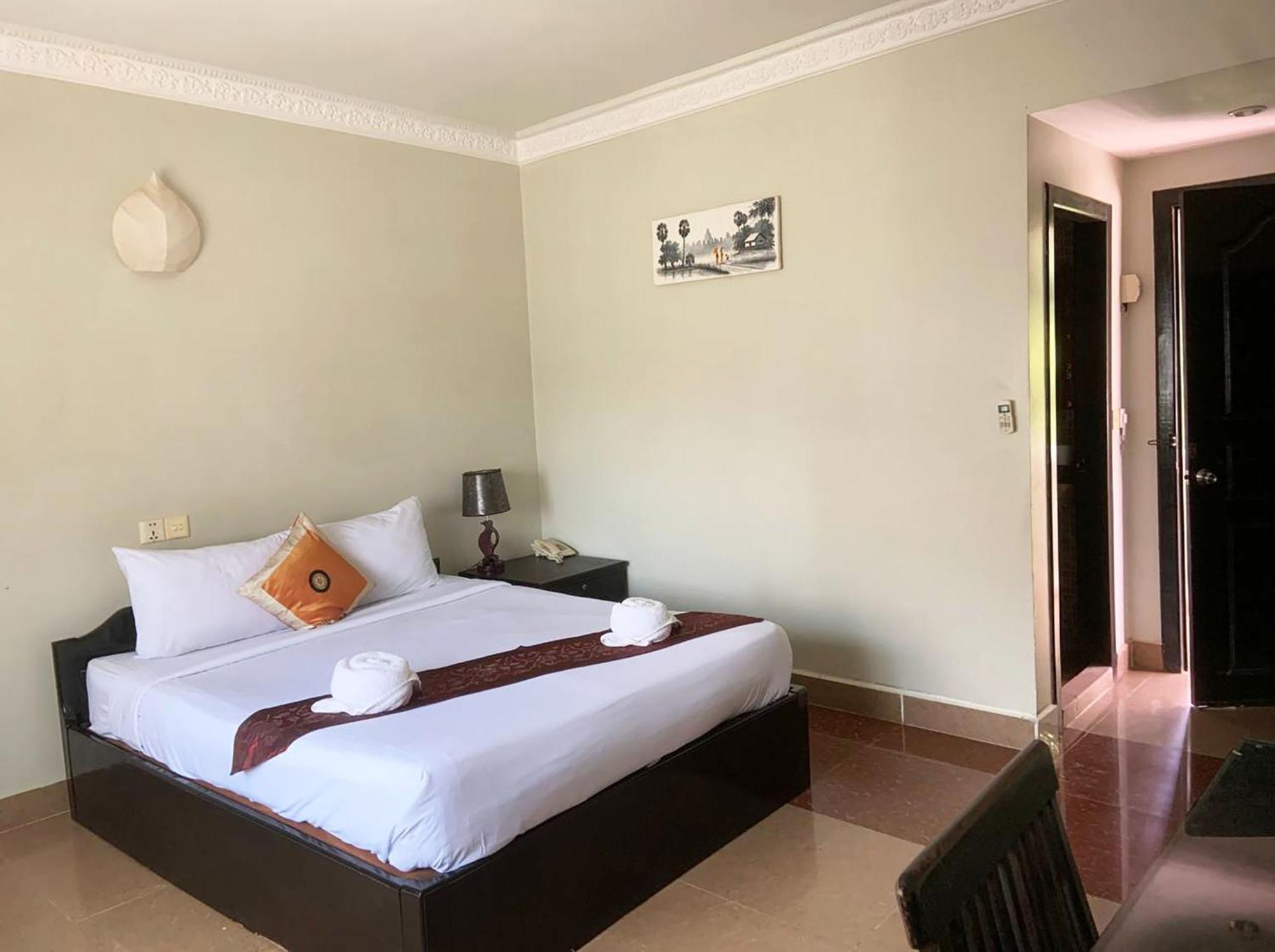Central Night Hotel Siem Reap Bagian luar foto