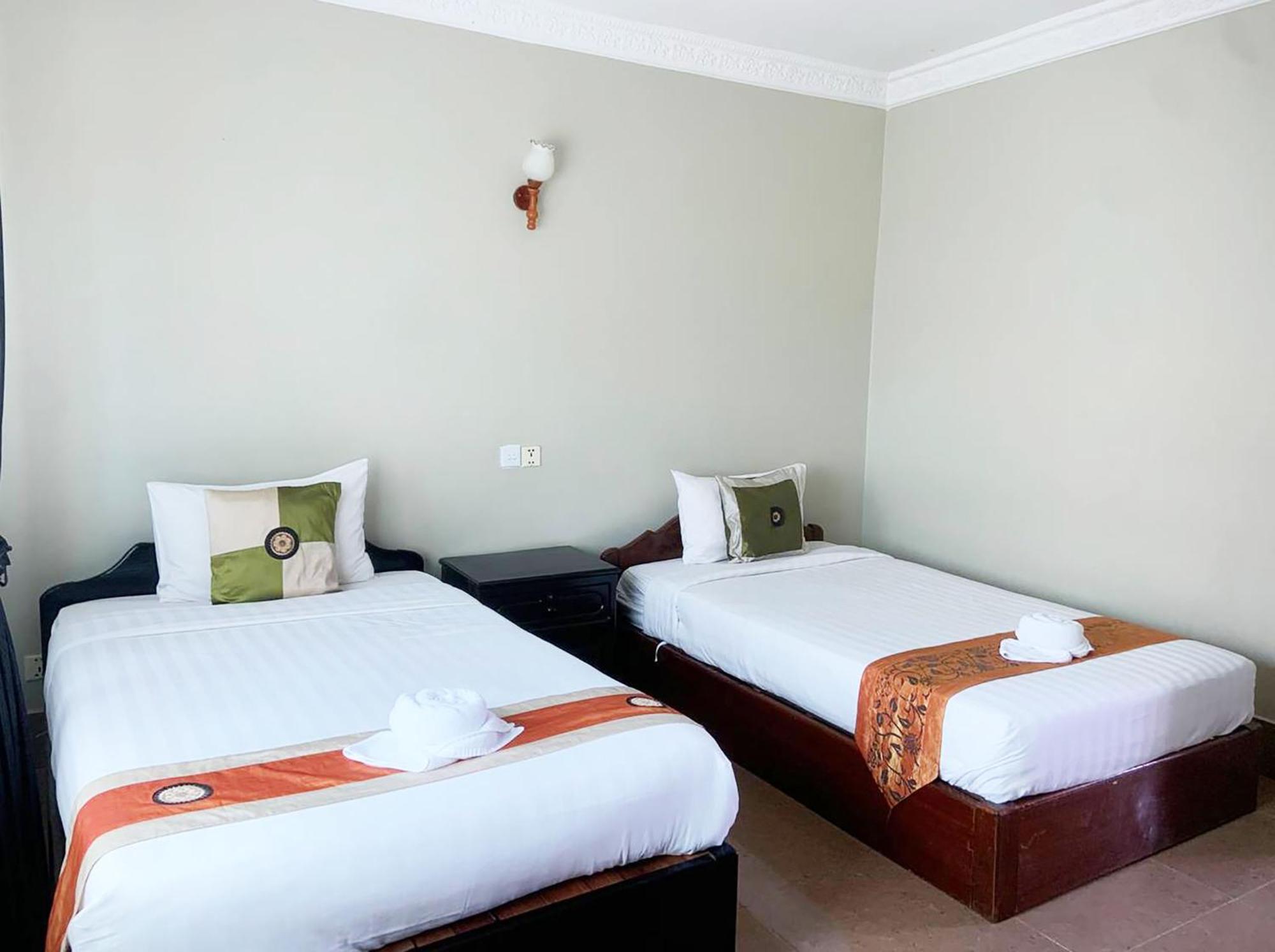 Central Night Hotel Siem Reap Bagian luar foto