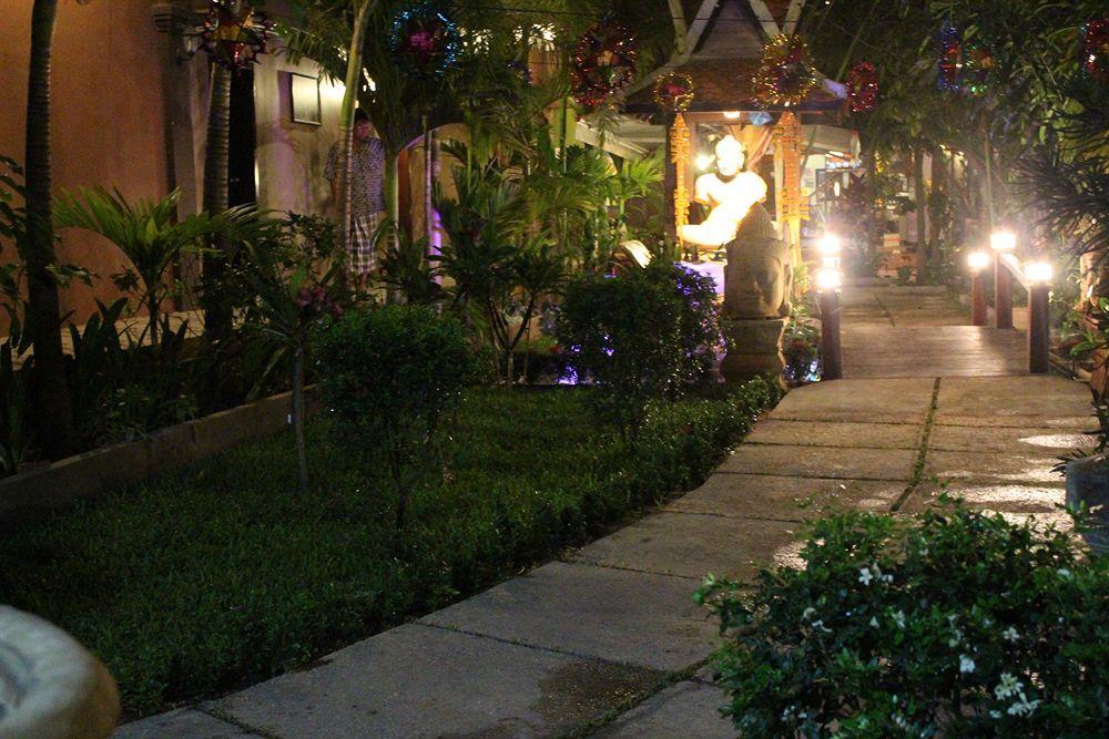 Central Night Hotel Siem Reap Bagian luar foto