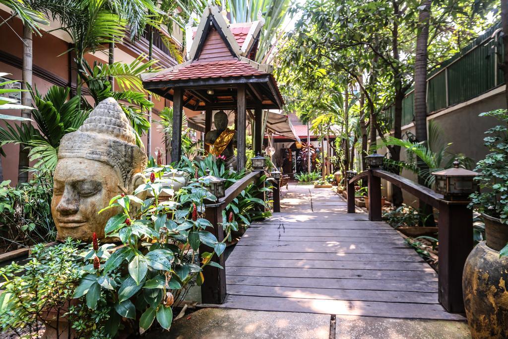 Central Night Hotel Siem Reap Bagian luar foto