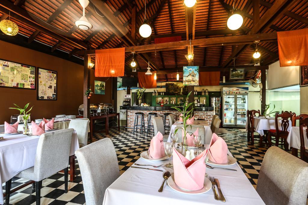 Central Night Hotel Siem Reap Bagian luar foto