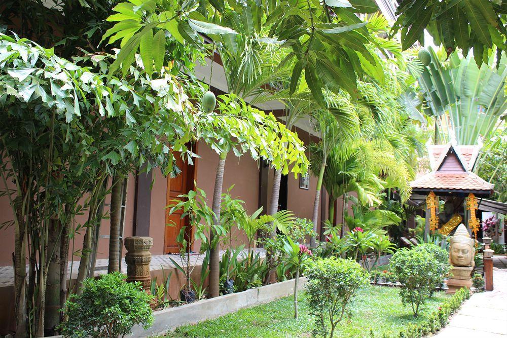 Central Night Hotel Siem Reap Bagian luar foto