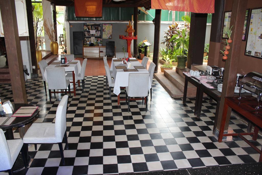 Central Night Hotel Siem Reap Bagian luar foto
