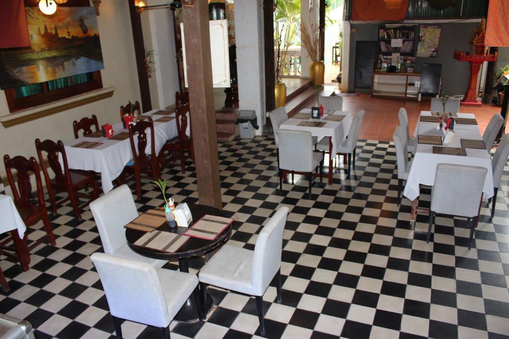 Central Night Hotel Siem Reap Bagian luar foto