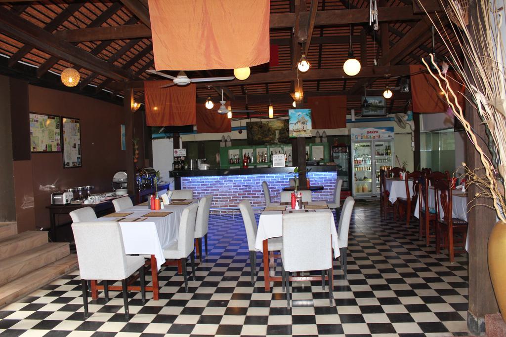 Central Night Hotel Siem Reap Bagian luar foto