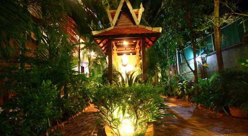 Central Night Hotel Siem Reap Bagian luar foto