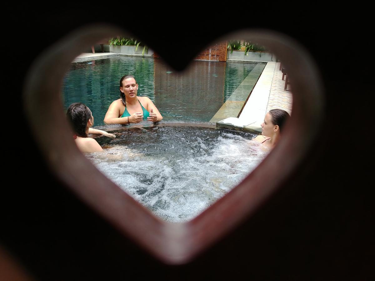 Central Night Hotel Siem Reap Bagian luar foto