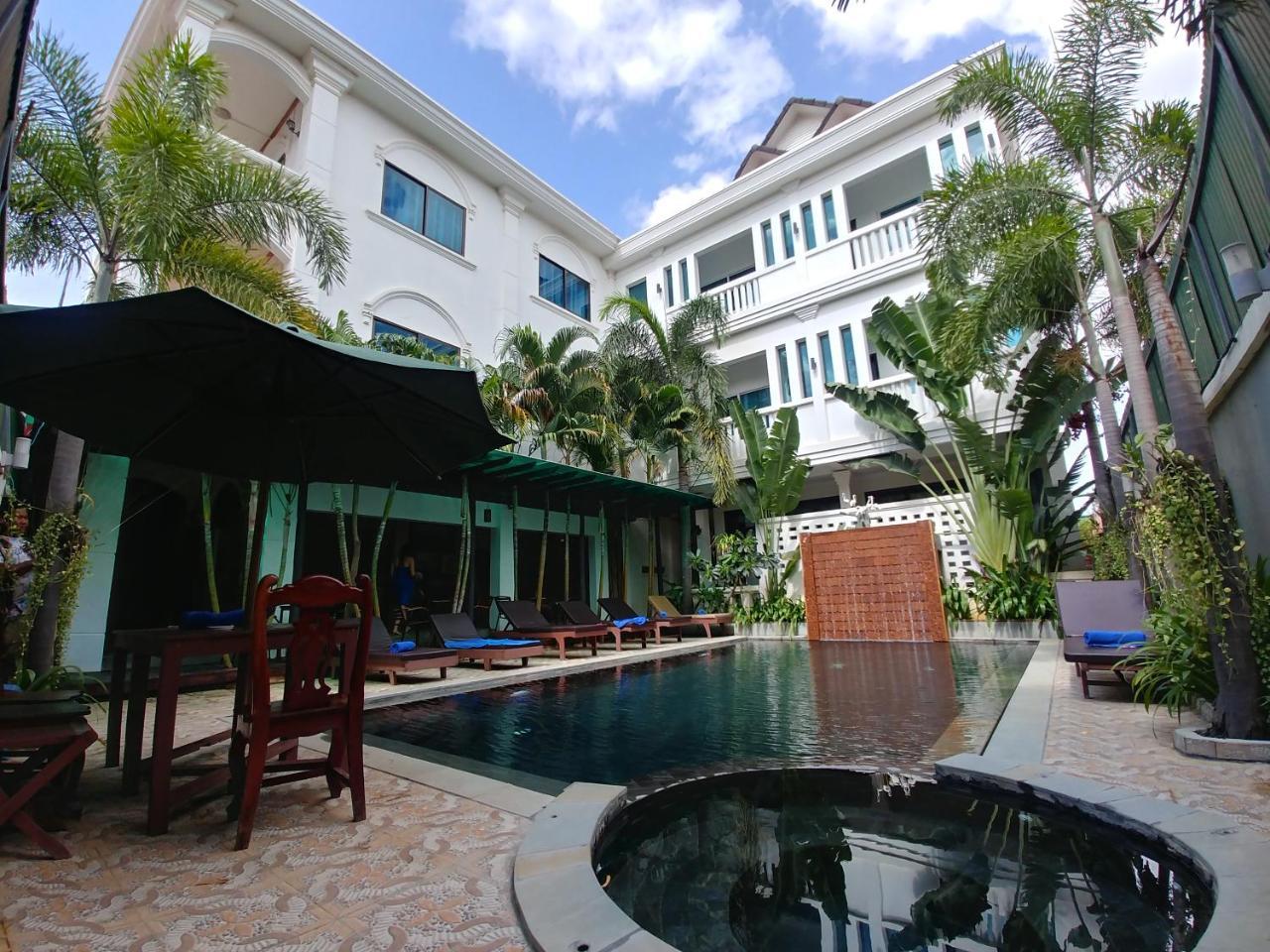 Central Night Hotel Siem Reap Bagian luar foto