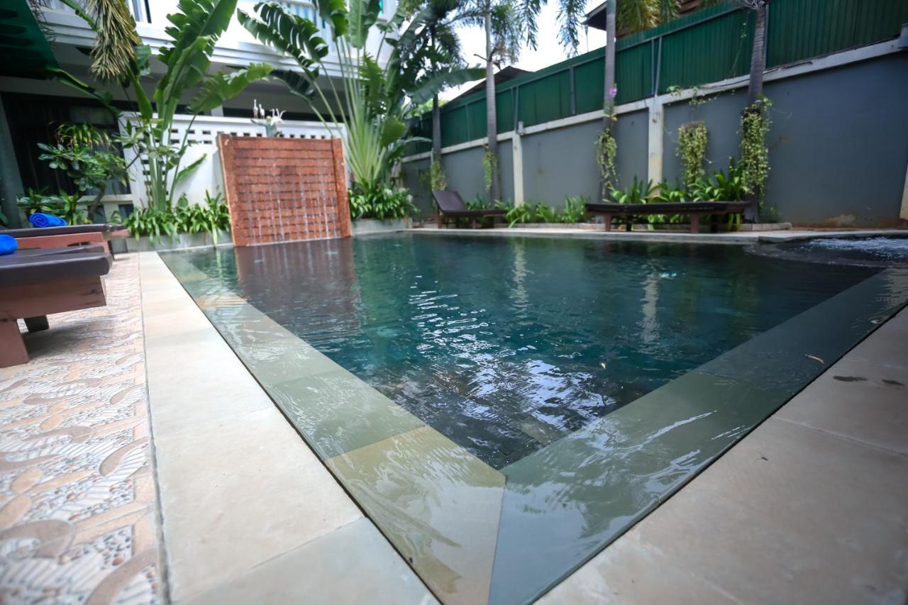 Central Night Hotel Siem Reap Bagian luar foto