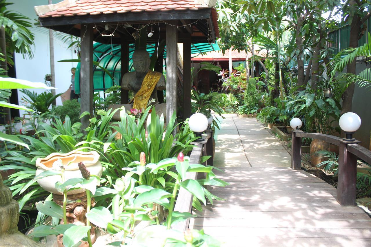 Central Night Hotel Siem Reap Bagian luar foto