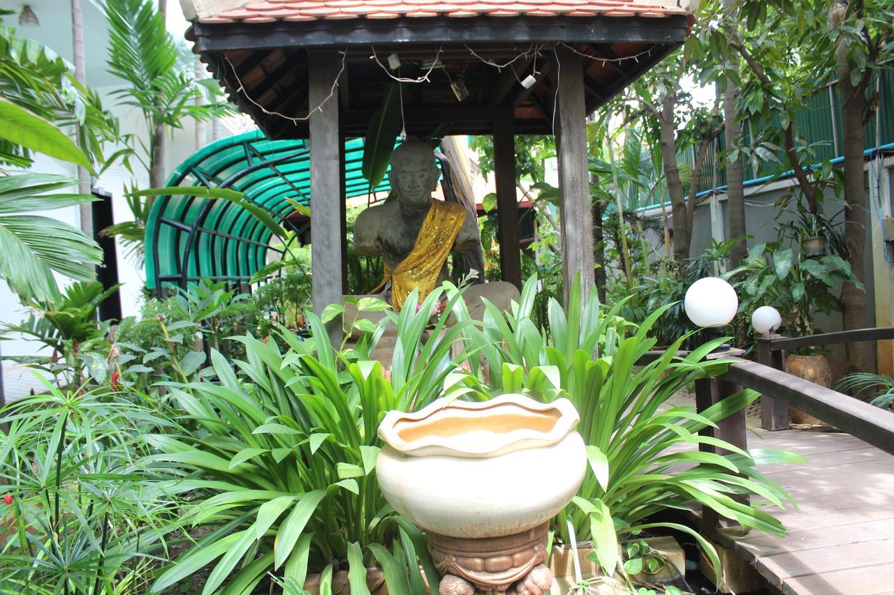 Central Night Hotel Siem Reap Bagian luar foto