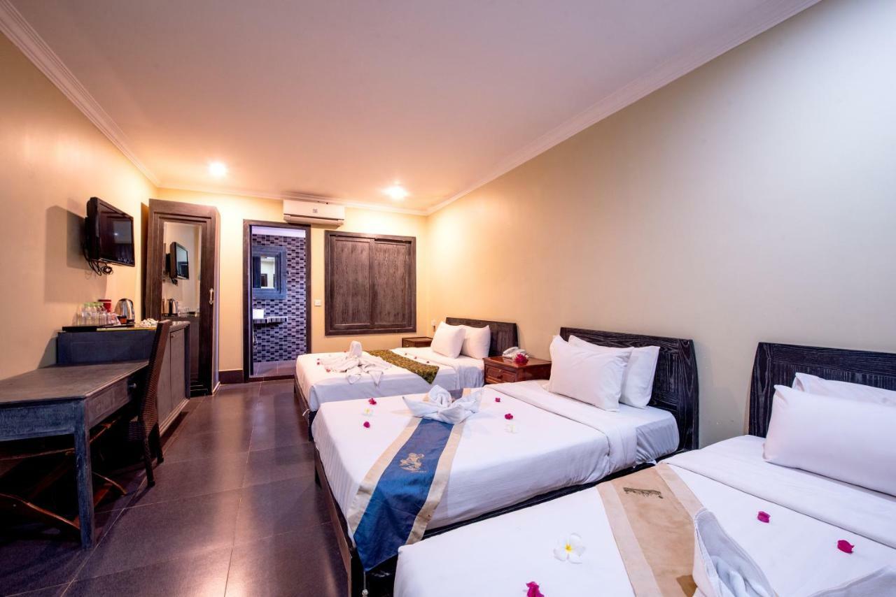 Central Night Hotel Siem Reap Bagian luar foto