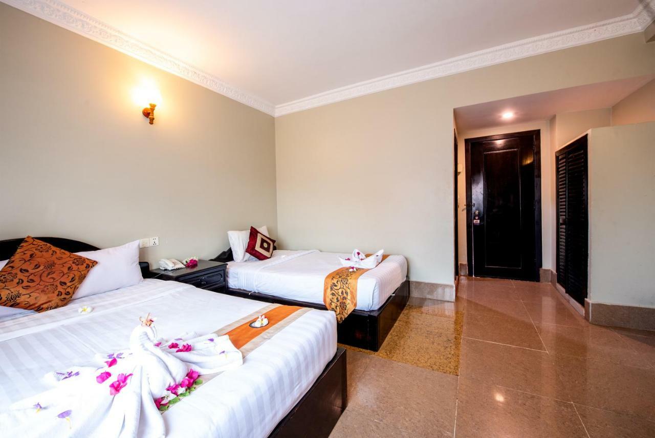 Central Night Hotel Siem Reap Bagian luar foto