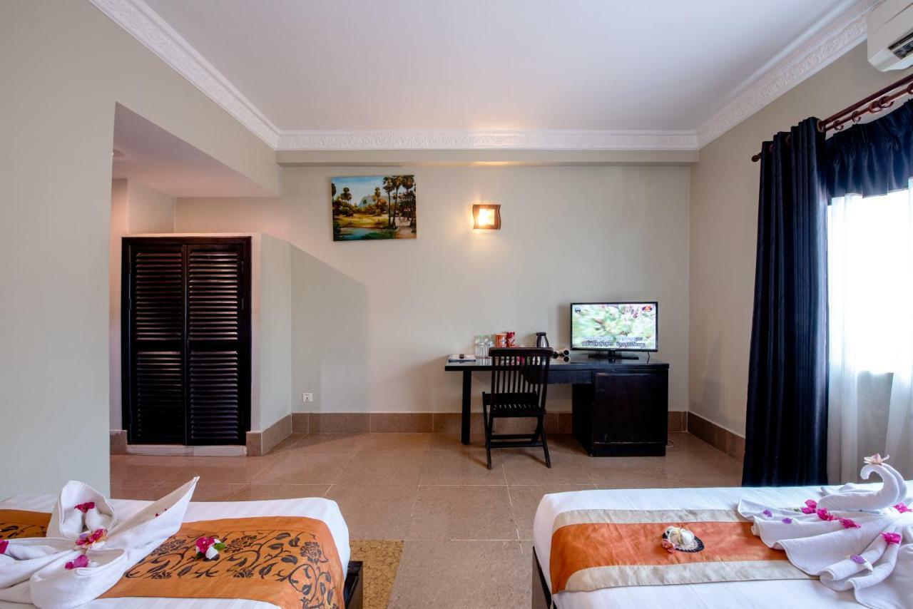 Central Night Hotel Siem Reap Bagian luar foto
