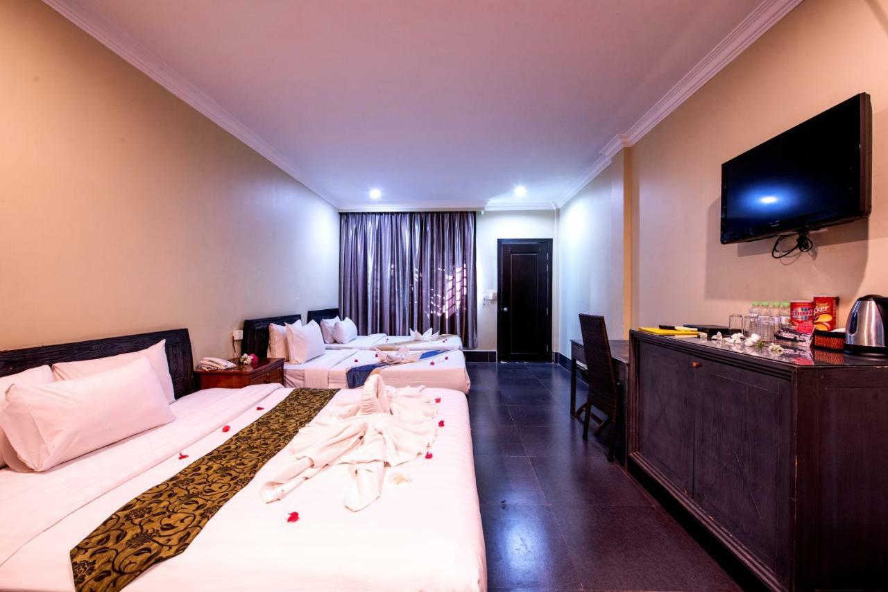 Central Night Hotel Siem Reap Bagian luar foto