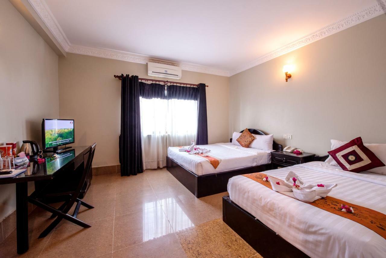 Central Night Hotel Siem Reap Bagian luar foto